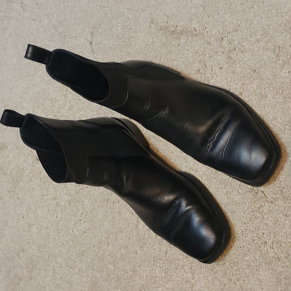 Everlane black chelsea boots
